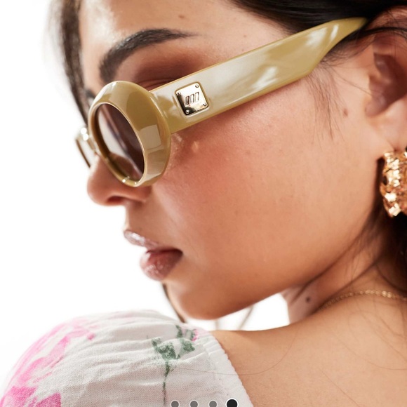 Chic Pistachio Oval Le Specs Sunglasses main image 5